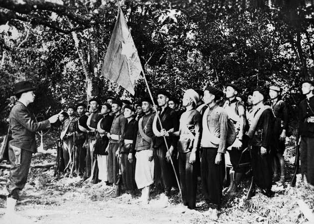 Cách mạng Tháng 8: Hình ảnh về cách mạng Tháng 8 năm 1945 thể hiện sự đoàn kết, tinh thần chiến đấu và lòng yêu nước của người Việt Nam. Hãy cùng xem hình ảnh để cảm nhận động lực lịch sử tuyệt vời này!