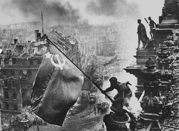 Chiến dịch Beclin đã đánh dấu điểm đầu tiên trong quá trình phá tan chế độ Phát xít Đức. Những hình ảnh ghi lại trong thời gian khốc liệt đó đã dẫn đến sự đầu hàng của Phát xít Đức. Hãy cùng xem lại những hình ảnh đầy ấn tượng của chiến dịch này và tưởng niệm những người lính đã hy sinh cho chiến thắng.