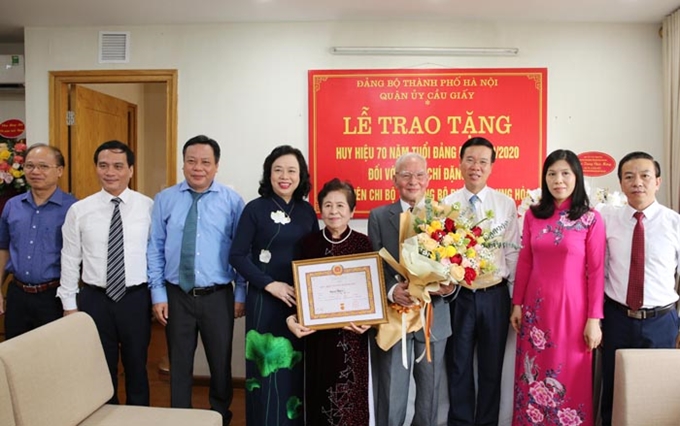 Lễ trao Huy hiệu 70 năm tuổi Đảng cho GS Đặng Hữu ngày 27/8/2020.