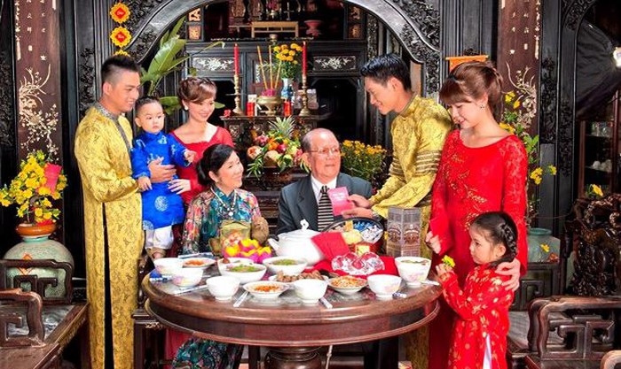 Hình ảnh sum vầy bên mâm cỗ Tết truyền thống của gia đình Việt. (Ảnh minh họa)