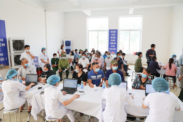 Các y, bác sĩ khám sức khỏe cho người dân trên địa bàn huyện Mê Linh. (Ảnh: VGP/Thiện Tâm).