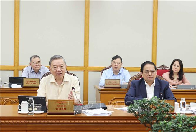 Tổng Bí thư Tô Lâm chủ trì cuộc họp Bộ Chính trị, Ban Bí thư vào sáng 04/7/2025 để cho ý kiến về tình hình thực hiện Nghị quyết của Trung ương, Kết luận của Bộ Chính trị về sắp xếp tổ chức bộ máy và đơn vị hành chính; dự thảo báo cáo kết quả triển khai Nghị quyết số 18-NQ/TW ngày 25/10/2017 của Ban Chấp hành Trung ương Đảng khóa XII từ tháng 11/2024 đến tháng 7/2025. (Ảnh: Thống Nhất/TTXVN)