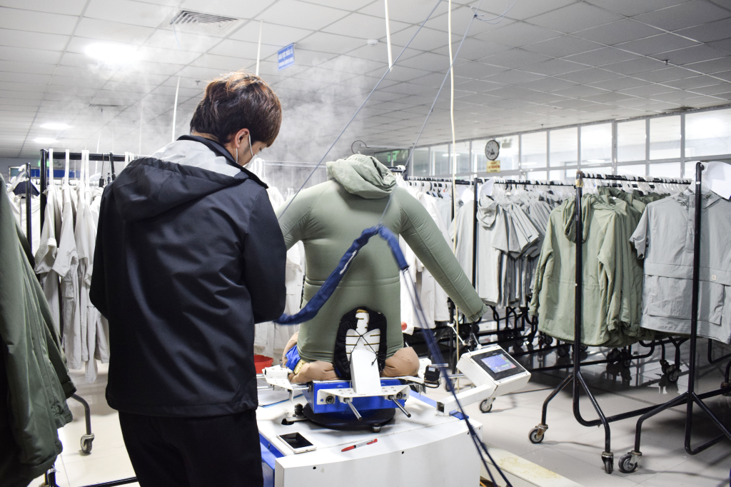 Đẩy mạnh nghiên cứu, ứng dụng khoa học - công nghệ tiên tiến trong chăm sóc sức khoẻ người lao động, bảo đảm an toàn, vệ sinh lao động. (Ảnh: ĐP).