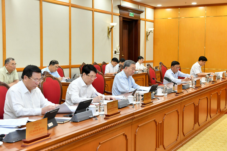Tổng Bí thư Tô Lâm chủ trì họp Bộ Chính trị, cho ý kiến về tình hình, tiến độ thực hiện các nghị quyết, kết luận của Trung ương, Bộ Chính trị về sắp xếp tổ chức bộ máy và đơn vị hành chính ngày 6/6/2025. (Ảnh: Đăng Khoa/Báo Nhân Dân).