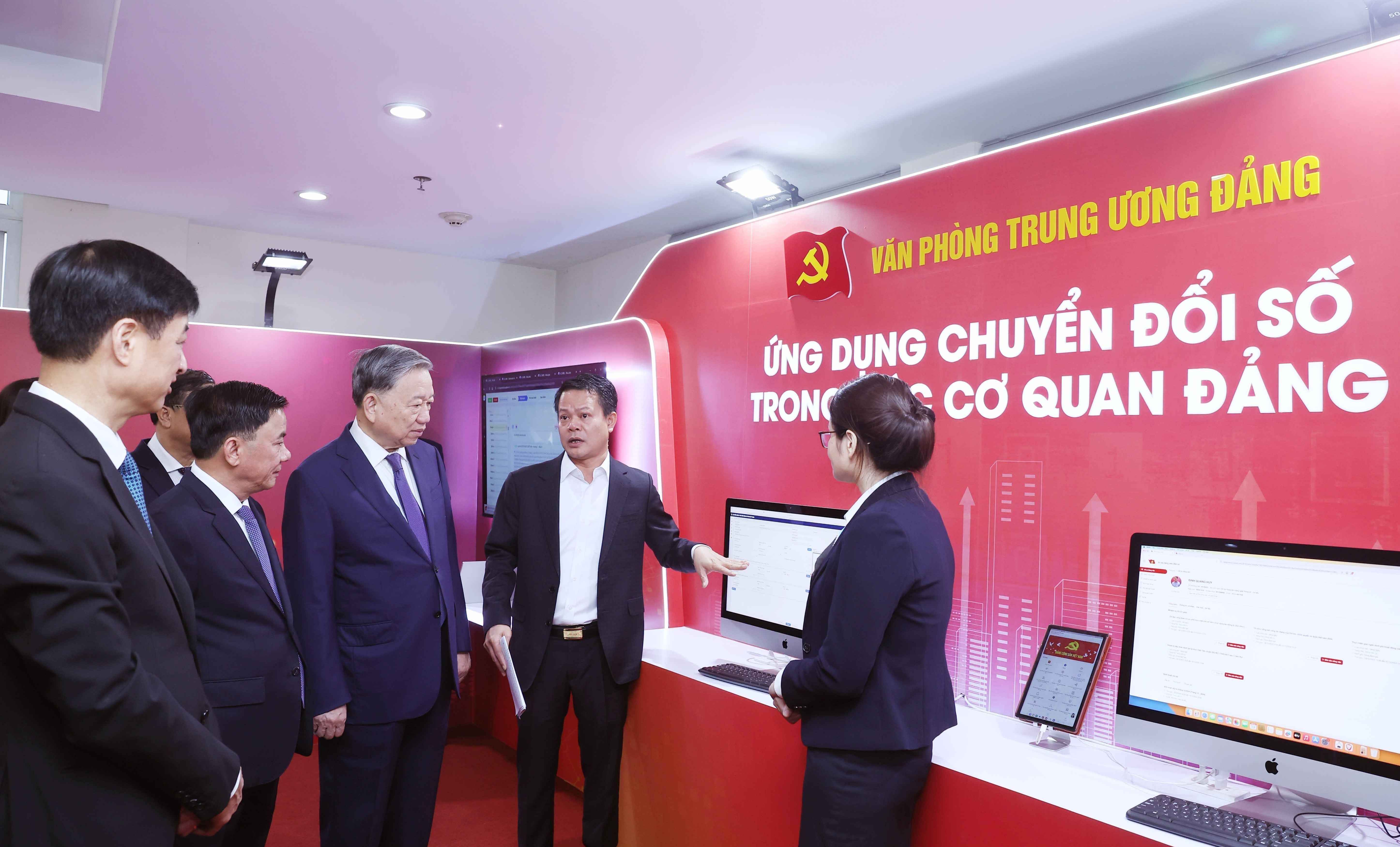 Tổng Bí thư Tô Lâm xem giới thiệu các ứng dụng chuyển đổi số trong các cơ quan đảng khi dự Hội nghị tổng kết công tác năm 2024 và triển khai nhiệm vụ công tác 2025 của Văn phòng Trung ương Đảng. (Ảnh: TTXVN).