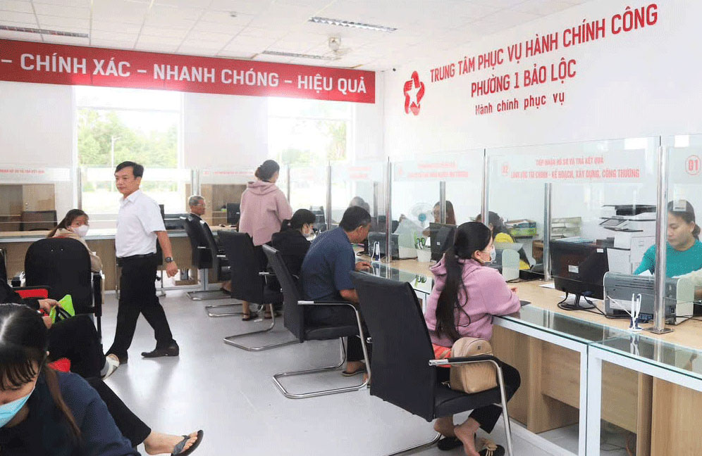 Người dân đến làm thủ tục hành chính tại Trung tâm phục vụ hành chính công Phường 1 Bảo Lộc - tỉnh Lâm Đồng.